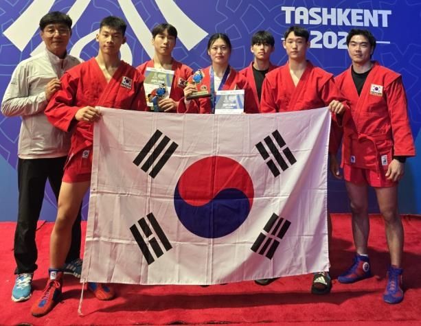 사진 왼쪽부터 김남두 감독, 한윤서, 이재환, 이승희, 이승안, 박인우, 박호성