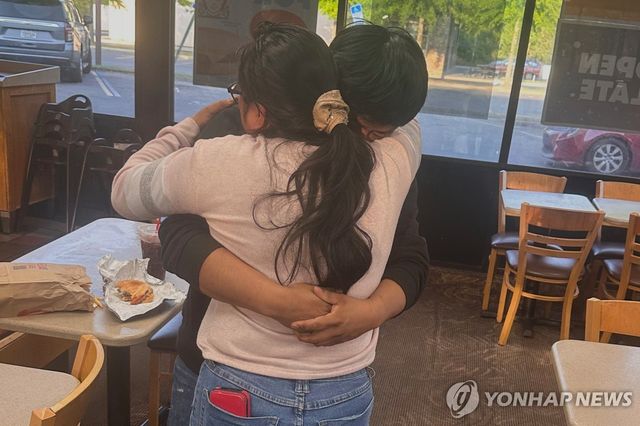 불법체류자로 오인돼 당국에 구금됐다 17일 풀려난 후안 카를로스 로페스-고메스가 어머니와 포옹하는 모습