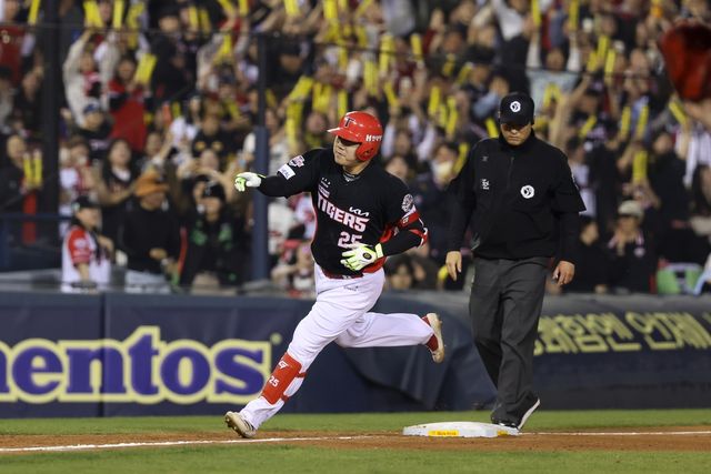 18일 두산 전에서 홈런을 치고 들어오는 KIA 이우성. 