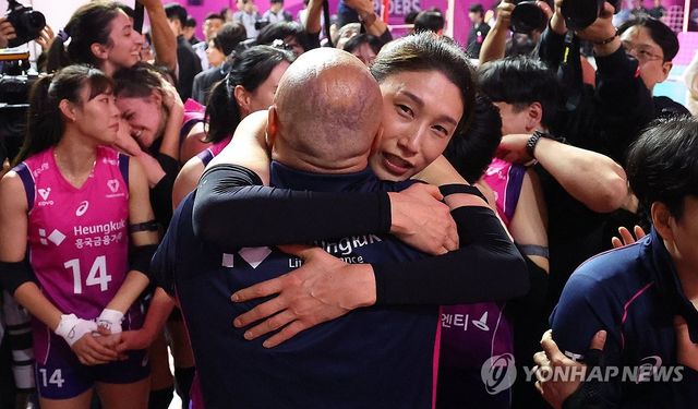 아본단자 감독과 포옹하는 김연경