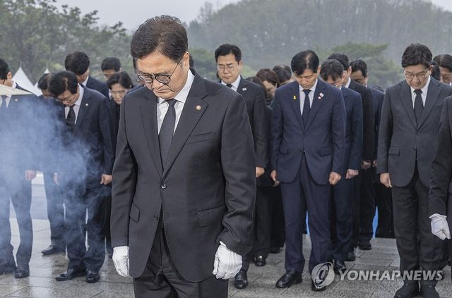 우원식 국회의장, 4·19 민주묘지 찾아 참배