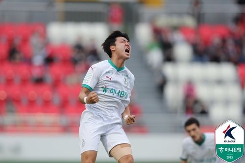 김천을 상대로 시즌 첫 골이자 결승 골을 터트린 대전 김준범이 포효하고 있다.