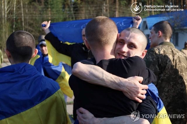 포로 교환에 기뻐하는 우크라이나 전쟁포로들
