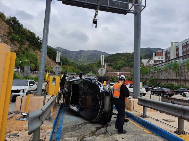 요금소에서 전도된 승용차