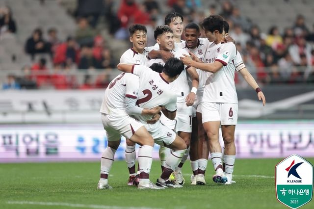 헤이스의 골에 기뻐하는 광주 선수들