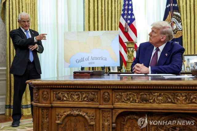 도널드 트럼프 대통령과 대화하는 피터 나바로 백악관 무역·제조업 담당 고문