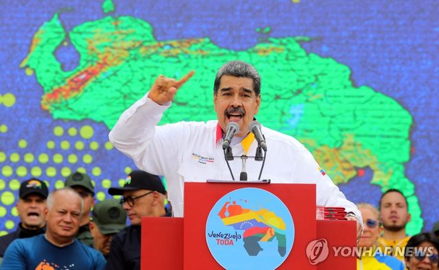 가이아나 땅까지 자국 영토로 표시해 놓은 지도 이미지 앞에서 연설하는 베네수엘라 대통령