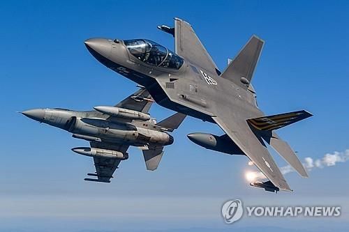 시험비행 하는 KF-21·KF-16