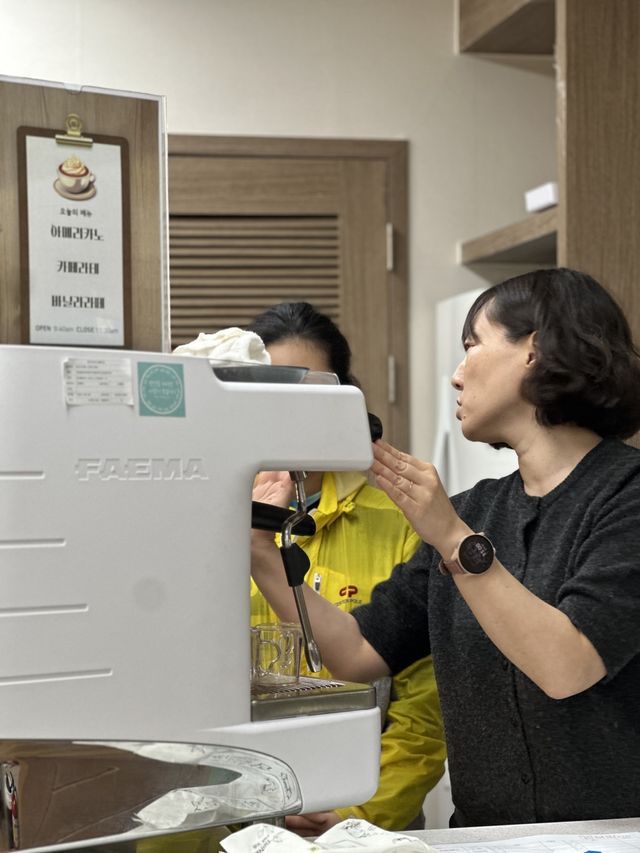 교내 통합교육지원실에서 '커피교실' 통합프로그램을 진행하는 교사와 학생의 모습.