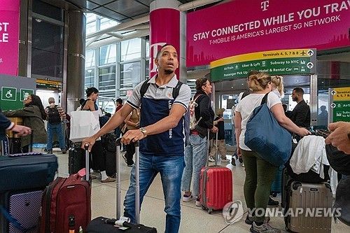 미국 JFK 국제공항을 이용하는 여행자들