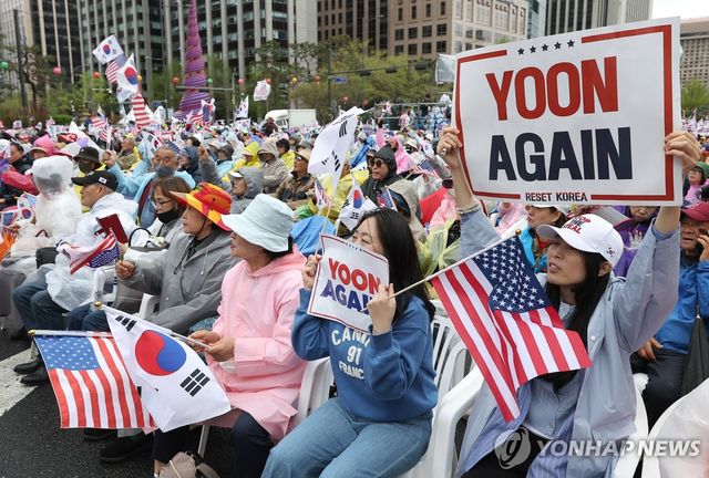 구호 외치는 윤 전 대통령 지지자들