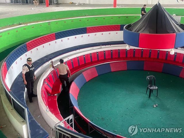 '12명 사망' 에콰도르 닭싸움 총격 사건 현장 살피는 경찰