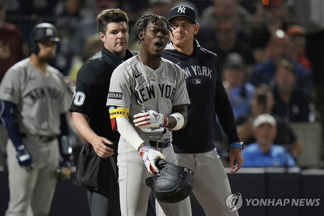 퇴장당하는 치좀(오른쪽에서 두 번째)