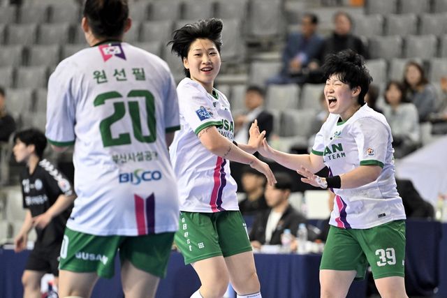 19일 경기에서 득점 후 기뻐하는 부산시설공단 선수들. 