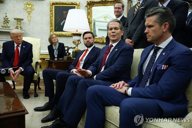 지난 17일 트럼프 대통령과 이탈리아 총리 정상회담에 배석한 스콧 베선트 재무장관(오른쪽에서 두번째) 