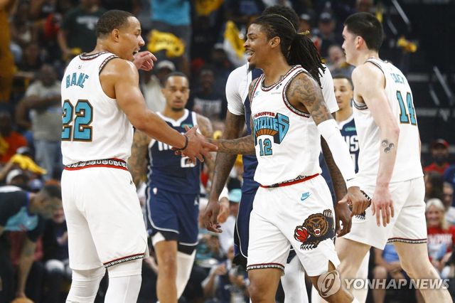 악수하는 베인(왼쪽)과 머랜트