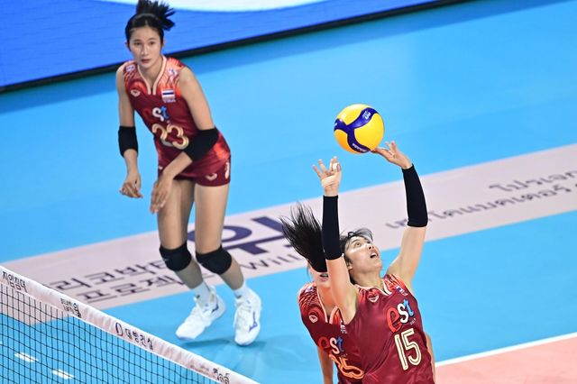 토스하는 태국 여자배구 올스타팀의 나타니차(오른쪽)