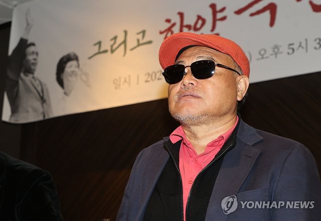 질문에 답하는 김흥국