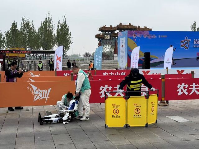 19일 중국 베이징에서 열린 세계 첫 휴머노이드 마라톤 대회서 부서진 로봇