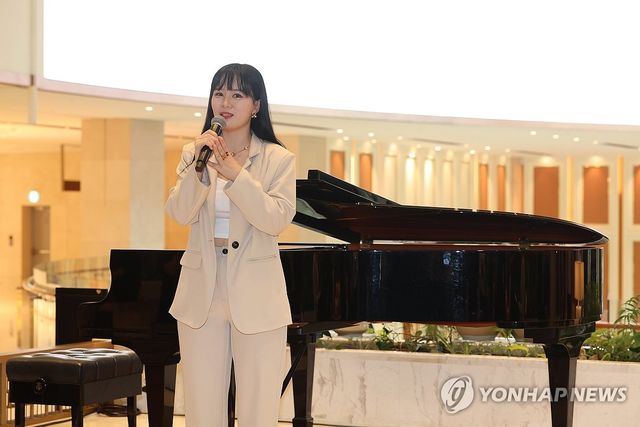 인사말 하는 김지희 작가