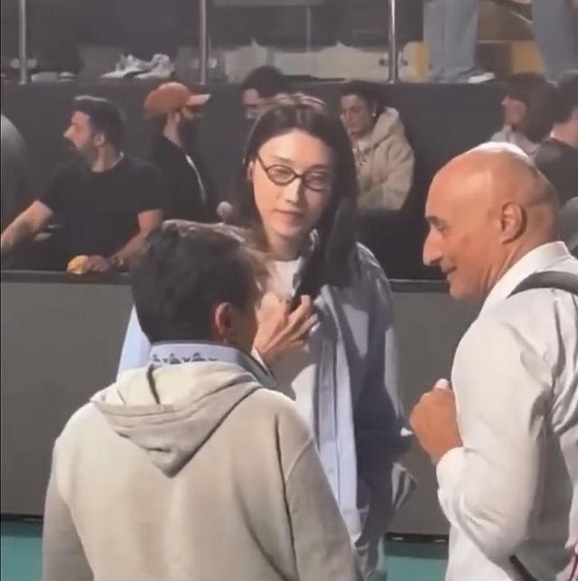 아본단자 페네르바체 감독(오른쪽)과 대화하는 김연경(중앙)