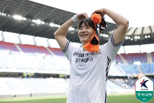 울산전에서 결승골로 강원의 승리를 이끈 신민하의 경기 후 세리머니 모습.