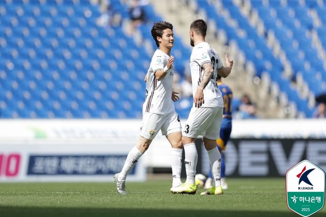 K리그 데뷔골을 터트린 후 세리머니 하는 강원 신민하(왼쪽).