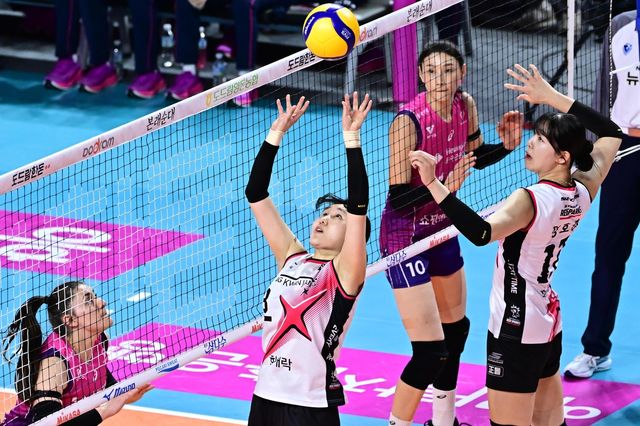 토스하는 정관장의 세터 염혜선(중앙)