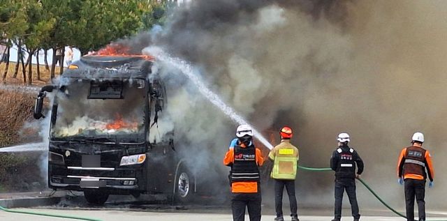 불이 난 캠핑 버스