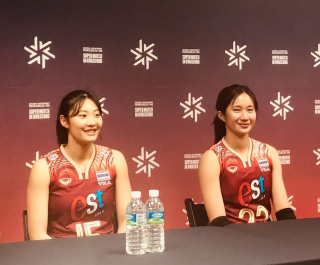 인터뷰하는 태국 여자배구 올스타팀의 나티마(오른쪽)와 나타니차