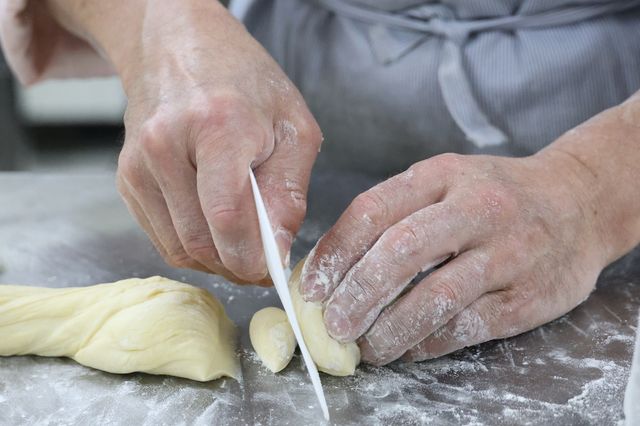빵 반죽 자르는 이용호씨