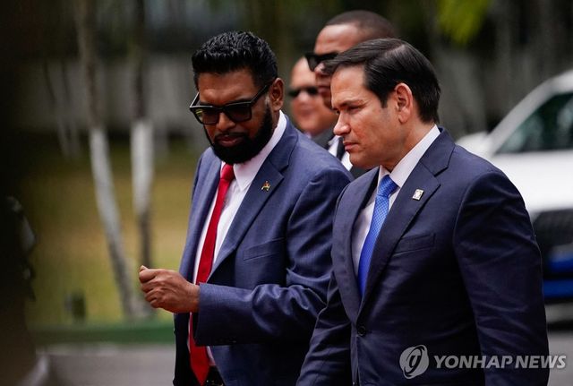 지난 달 공항에서 미 국무장관(오른쪽)과 대화하는 가이아나 대통령 