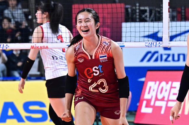 득점 후 기뻐하는 태국 여자배구 올스타팀의 나티마