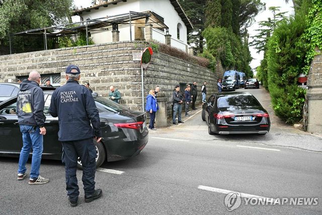 로마 협상장 도착하는 이란 대표단