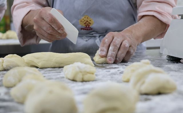 빵 반죽 나누는 이용호씨