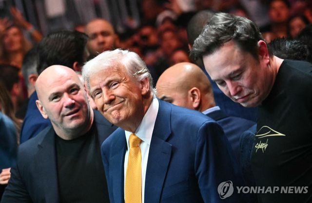지난 12일 UFC 경기 관람하는 도널드 트럼프 미국 대통령과 일론 머스크
