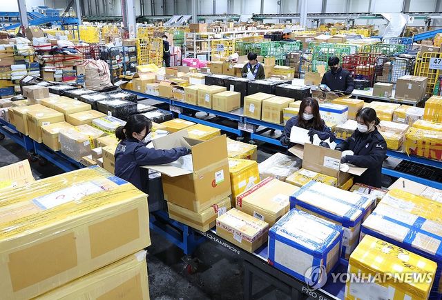 쌓여있는 직구물품