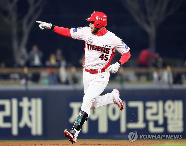 위즈덤 4경기 연속 홈런