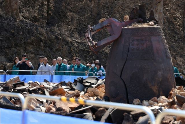 고운사 산불 피해 현장을 찾은 유인촌 문체부 장관