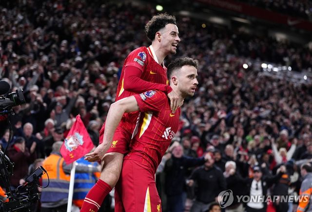 골 넣고 기뻐하는 디오구 조타(아래)와 커티스 존스