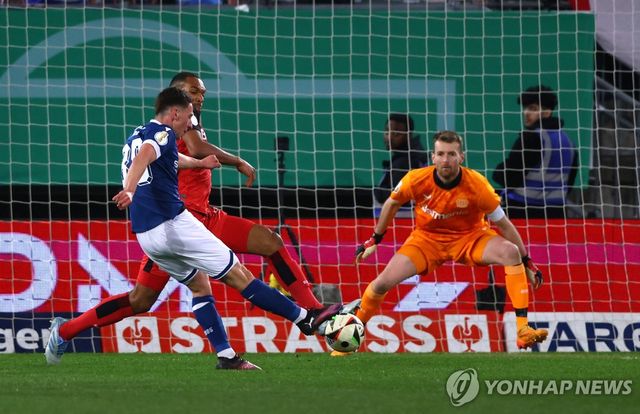 빌레펠트의 마리우스 뵈를이 동점골을 터트리는 순간.