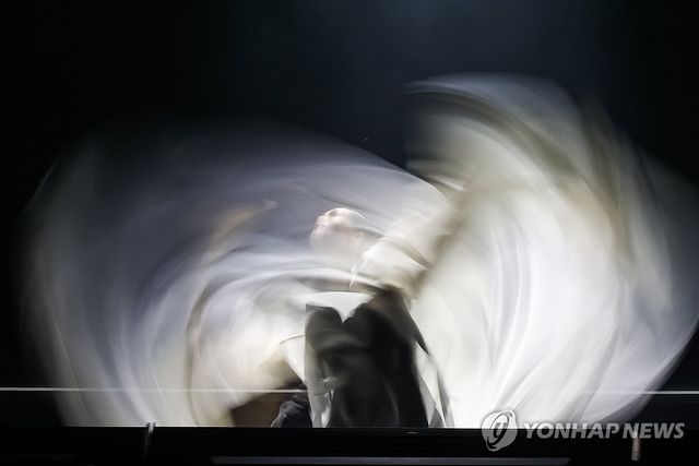 눈을 뗄 수 없는 국립무용단 '미인' 무대