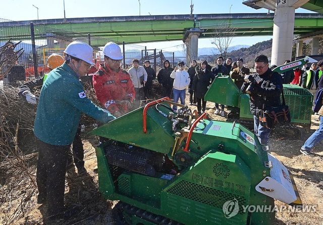 '산불 막아라' 영농 부산물 파쇄 시연회