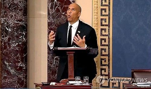 마라톤 발언 중인 부커 의원