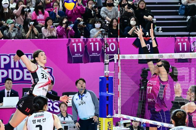 정관장-흥국생명 챔프 1차전 경기 장면