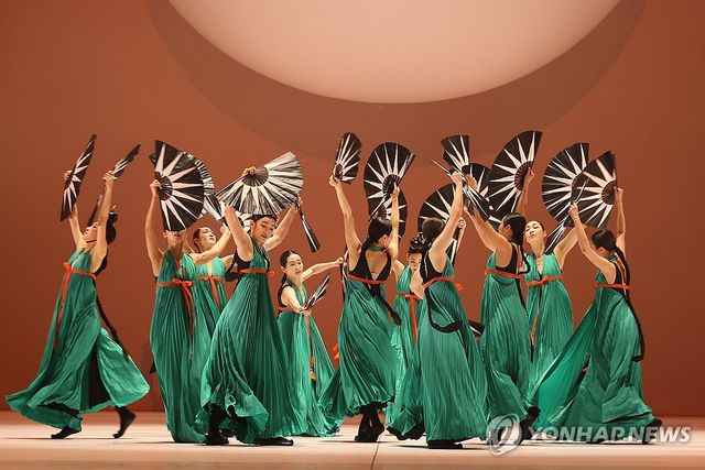 국립무용단의 화려한 부채춤