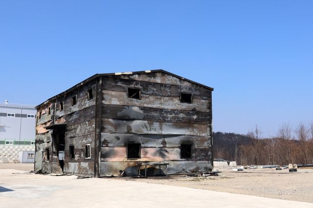산불로 탄 영덕제2농공단지 내 동신 자재창고