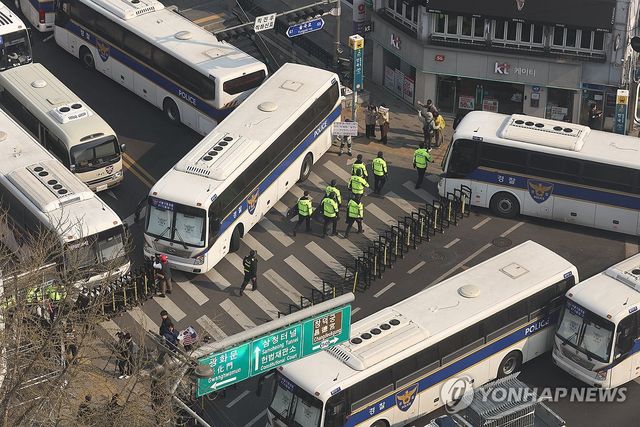 헌재 인근 '진공상태화' 착수하는 경찰