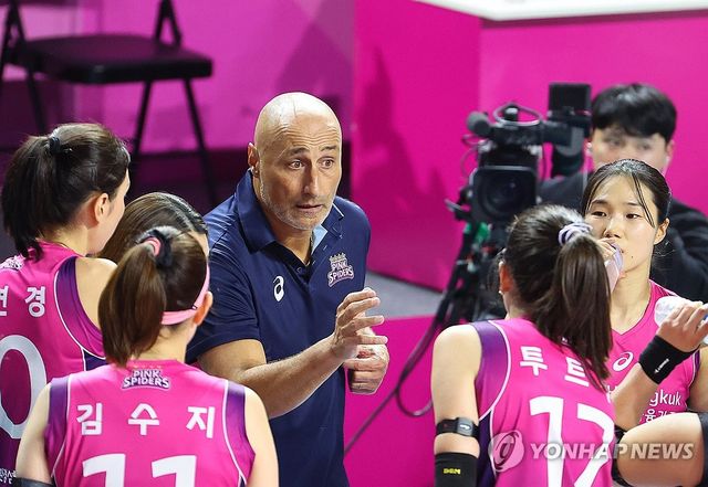 작전 지시하는 아본단자 감독