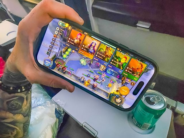 기내에서 온라인 게임을 즐기는 외국인 [사진/성연재 기자] 